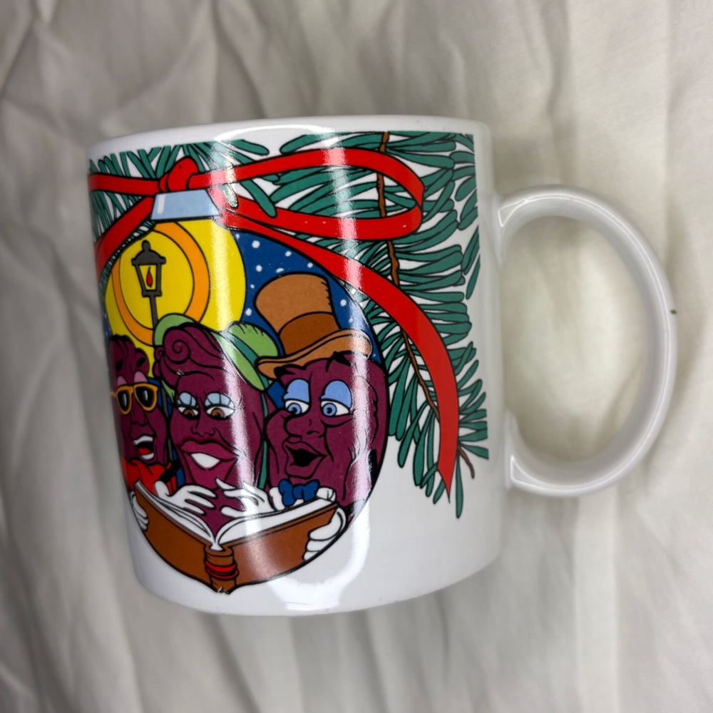 1988 California Raisins Christmas Mug – Caroling/Reading Scene – Applause CALRAB